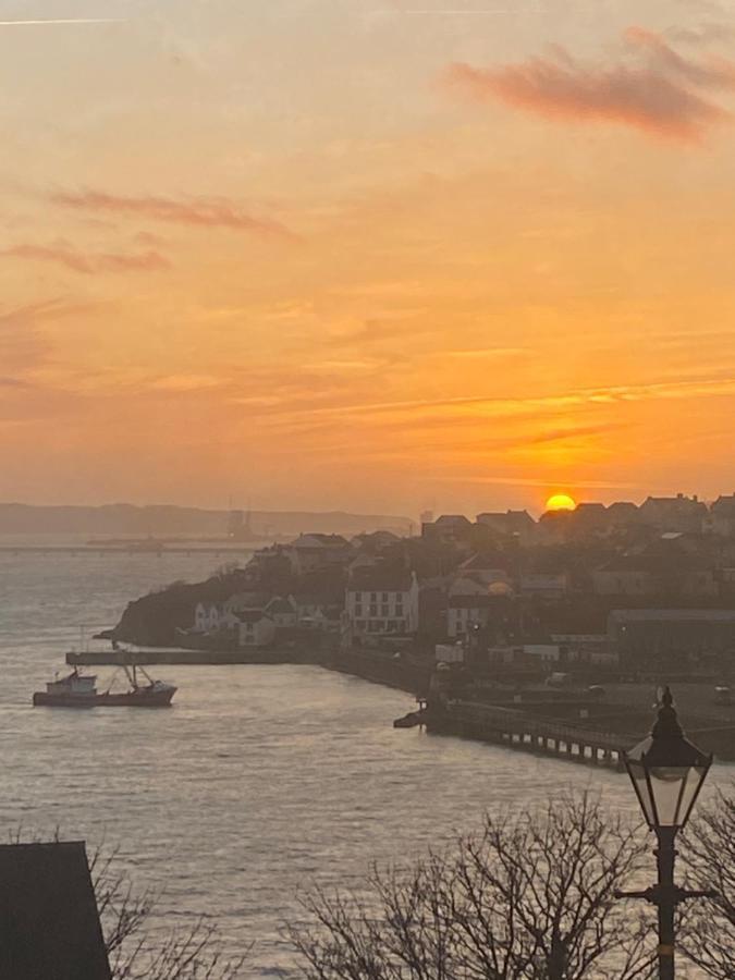 Flat 3, Murray Crescent House Bed and Breakfast Milford Haven Exteriör bild