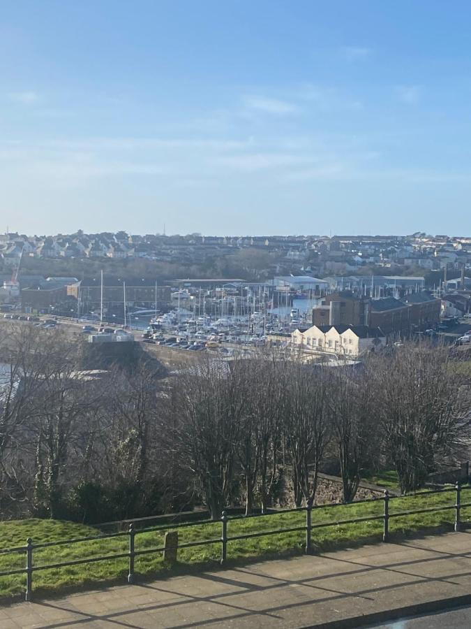 Flat 3, Murray Crescent House Bed and Breakfast Milford Haven Exteriör bild
